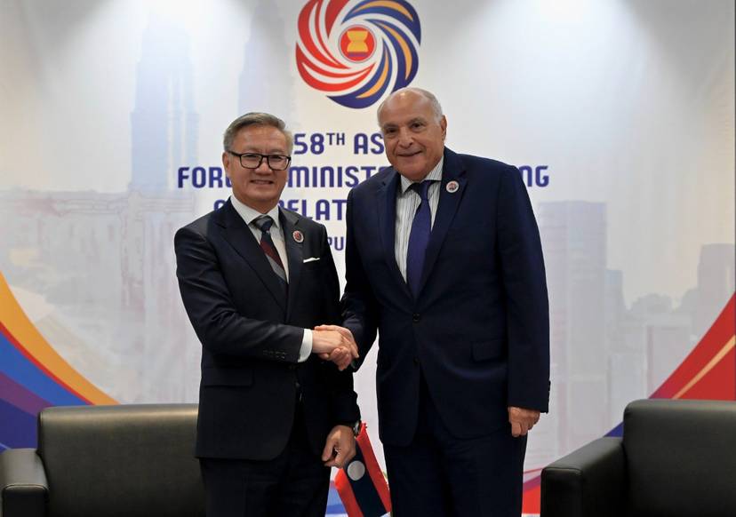 Ministre algérien des Affaires étrangères, Ahmed Attaf, s'entretient à Kuala Lumpur avec son homologue laotien