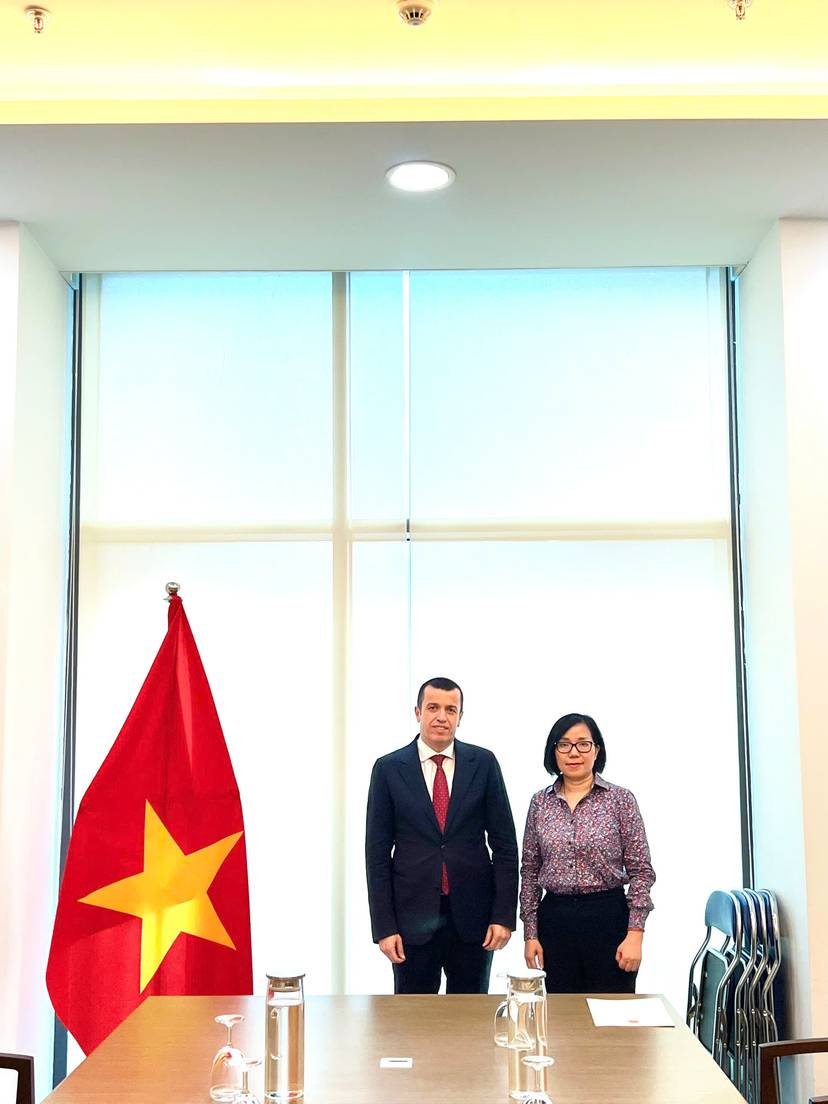 Séance de travail entre l'Ambassadeur avec la Directrice du Département du Moyen-Orient-Afrique