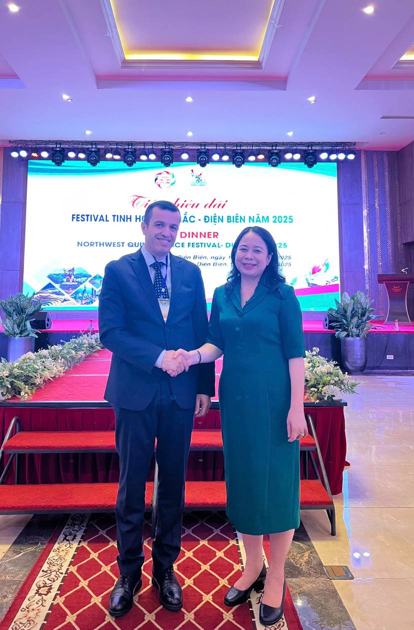 Brief exchange between the Ambassador of Algeria with the Vice President of Vietnam