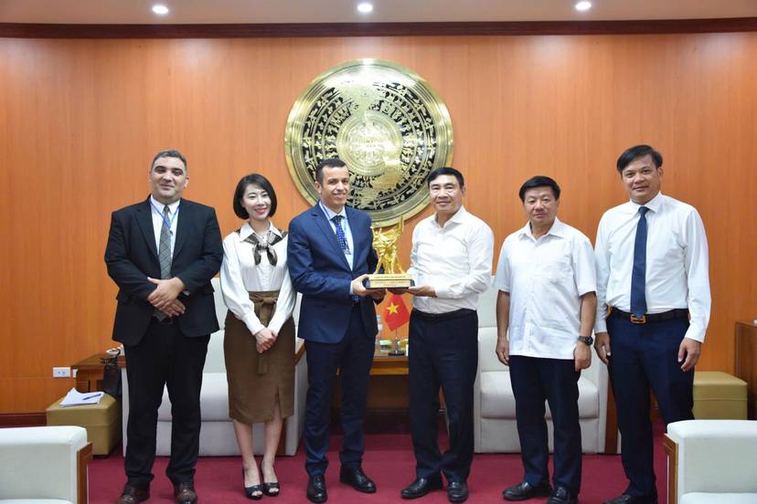 Meeting between the Ambassador of Algeria and the Secretary of the Dien Bien Provincial Party Committee